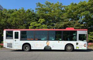 「虎に翼」ラッピングバス、ゆかりの地・新潟で運行開始