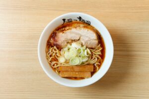 大阪の人気ラーメン店「人類みな麺類」が池袋に移転オープン、ミシュラン一つ星中華とコラボ