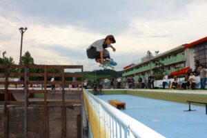 閉校小学校のプールがスケートパークに、長野で地域活性化プロジェクト