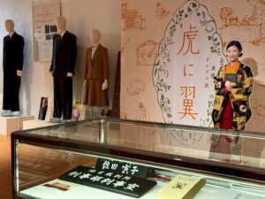 「虎に翼」展が三条市で開催、7月20日から