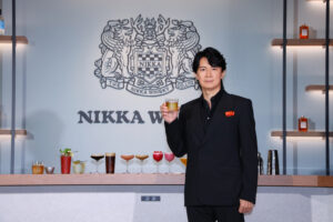 ニッカウヰスキーアンバサダーに就任の福山雅治、『THE NIKKA WHISKY TOKYO』に登場