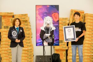 VTuber獅白ぼたん、約3万個のカップヌードルでギネス記録達成