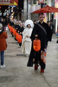 鹿児島の幻空堂、狐のお面で天文館通りを練り歩く「お狐ハロウィン2024」開催