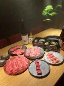 銀座・炙屋 武蔵がリニューアル、エンタメ性を備えた「和焼肉」の世界へ