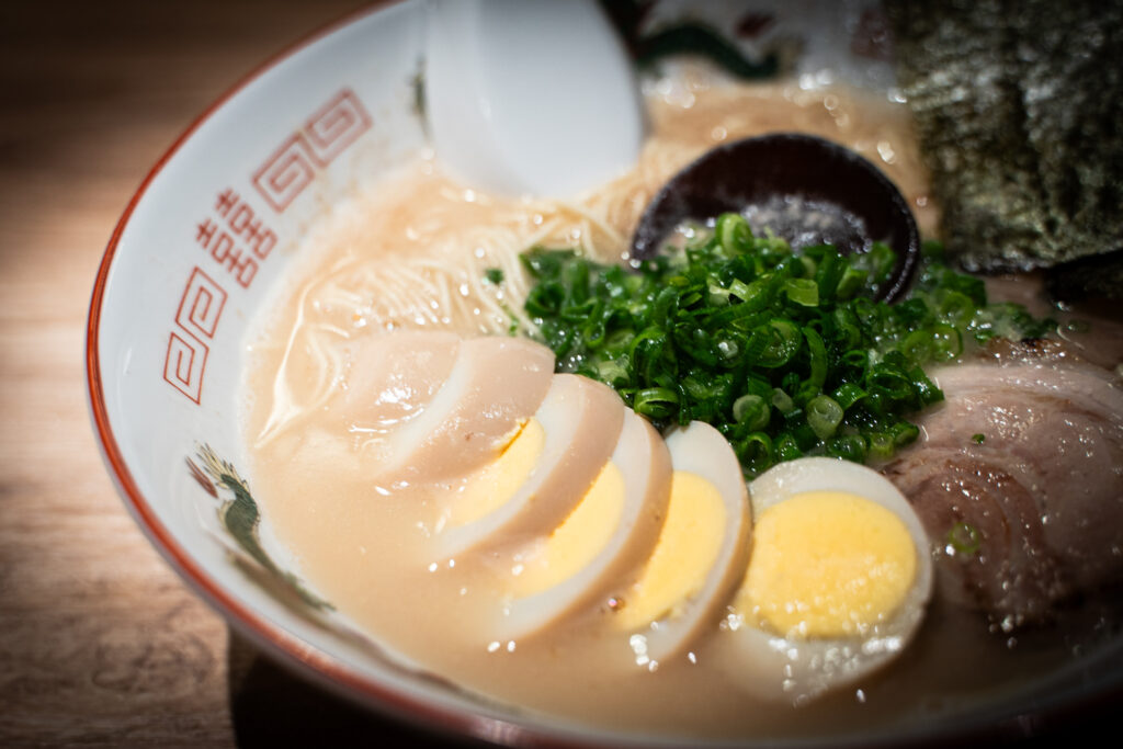 「北海道と博多の出会い」豚骨ラーメンと写真で故郷の魅力を伝える、豚骨拉麺大河・齋木大河さんインタビュー