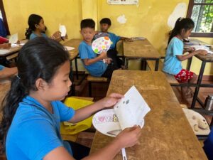 なかよし学園、カンボジアでガシャポンを活用した地雷リスク・識字教育を実施