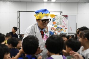 伸芽会がさかなクンの特別講演会を開催 深海の世界テーマに約200名が参加