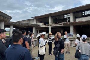 福岡大学が夏期セミナーで東日本大震災の被災地研修を実施 震災遺構や伝承施設を訪問