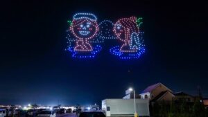 加賀温泉駅前広場完成イベントで500機のドローンショー実施 約3,000人観覧