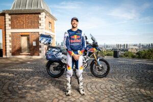 サム・サンダーランド選手がオートバイ世界一周の最速記録へ挑戦開始