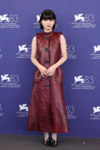 蒔田彩珠がヴェネツィア国際映画祭でルイ·ヴィトンのドレスやジュエリーを着用