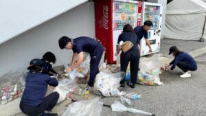 沖縄バスケットボールなどの社員が第71回沖縄全島エイサーまつり後の清掃活動に参加