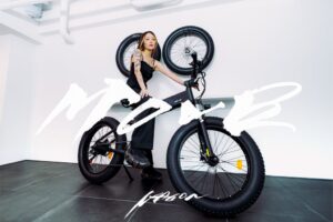 MOVE.eBike、現代アーティストNAGONとコラボした特別モデルを20台限定発売