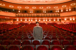 梅田芸術劇場メインホールの客席椅子が全面刷新、9月10日公演より披露へ