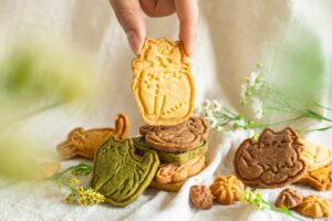 ヒダカラ 売上の5%を寄附する猫のクッキー缶を2026年9月4日に発売へ