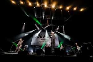 黒夢が東京ガーデンシアターで公演 約7,000人を前に圧巻のステージ
