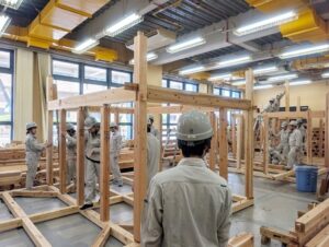 飛騨市で大阪工業技術専門学校の学生が伝統構法の棟上げ実習を実施へ