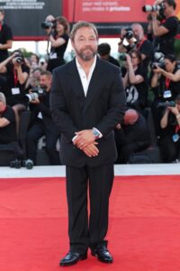 スティーヴン·グレアムが第83回ヴェネツィア国際映画祭でルイ·ヴィトンを着用