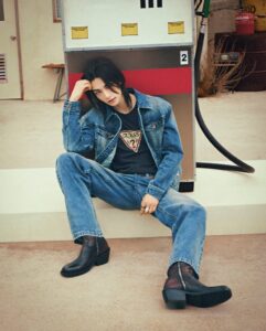 GUESSがStray Kidsヒョンジン起用の秋キャンペーンを発表 日本でも発売