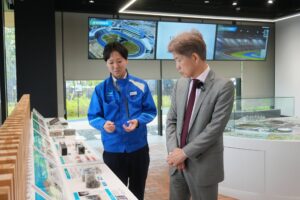東大の野口教授が日本道路の土浦テクノBASEを訪問