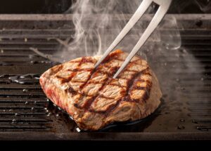 ザプラチナム沖縄、2026年9月16日よりステーキ食べ放題の新メニュー提供へ