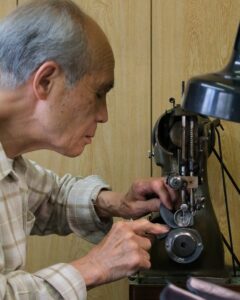 サナックスの87歳職人と弟子、次世代リカバリースリッパの開発に着手