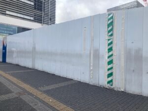JR新宿駅東口の工事仮囲いにLife Stripe掲出へ 9月16日から