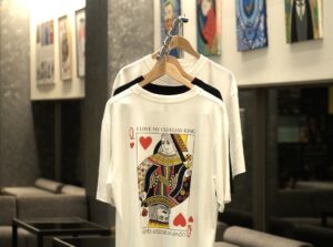 クロスライフ博多柳橋がアーティストKOZO氏の限定Tシャツセットを販売