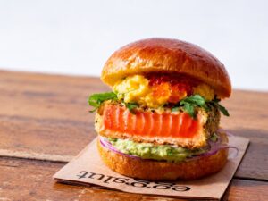 eggslutがサーモン使用の限定エッグサンドとサラダを9月15日より発売へ