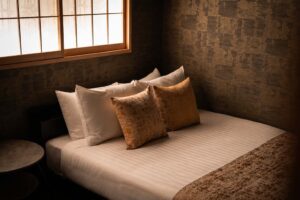 CROOZ Hotel、運営アパートメントホテルの全室に海洋プラ再生寝具を国内初導入