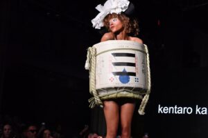 阿武の鶴酒造がNYFWに参加 四斗樽を身にまとうファッションを披露