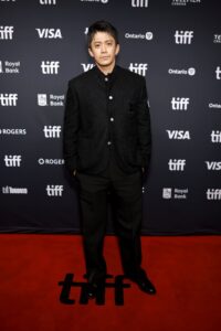 小栗旬が第51回トロント国際映画祭でルイ·ヴィトンの装いを披露