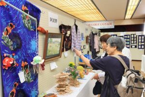 高槻市で60歳以上の市民による高齢者文化作品展が開催 約400点を展示