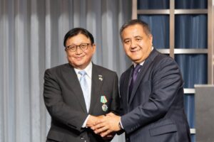 双日代表取締役 会長の藤本 昌義がウズベキスタンのドゥストリク勲章を受章