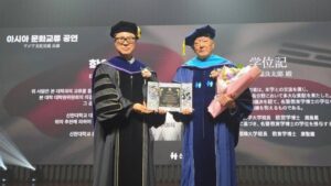 大和大学の田野瀬良太郎総長が韓国の信韓大学から名誉教育学博士学位を授与