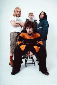 英ロックバンドVillanelle、新曲「Some Chew Lip」をリリース