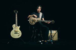 ギブソン公式動画企画にASHが出演 愛用のレスポール2本の特徴を演奏交え解説