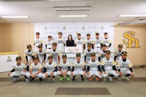 新日本製薬が福岡ソフトバンクホークスジュニアにパーフェクトワンなどを贈呈