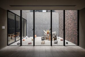 三井ガーデンホテル京都三条プレミアがアート展会場に 中庭で北川太郎氏の作品展示