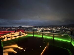 神戸ポートピアホテルが神戸ストークスと契約 展望施設を緑色ライトアップへ