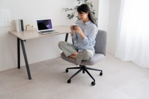 コーナン、座面上で足を組めるあぐらのかけるチェアを発売