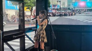 COTOLX、渋谷で透明な履歴書のLIVE BUSプロモーションを実施