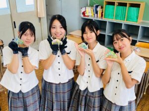 唐津南高校の生徒が廃キャップから櫛を製作 松をデザインしたRe comb