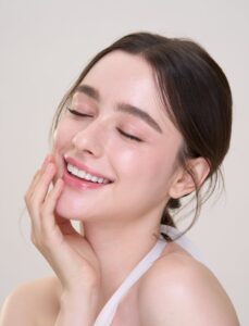 昭和医科大学の佐藤大輔准教授が歯の修復技術ミニッシュの施術を自ら体験
