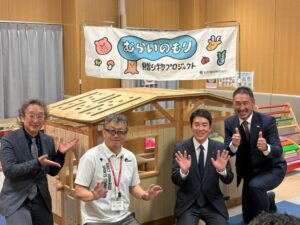 村井建設が社有林の間伐材で作った特注木製遊具を釧路市内の5施設へ寄贈