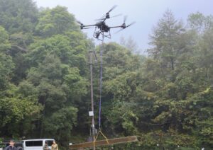 国際ドローン協会 八ヶ岳で登山道修復用の木材350kgをドローン輸送