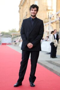 サン・セバスチャン国際映画祭でルイ・ガレルらがディオールを着用して登場