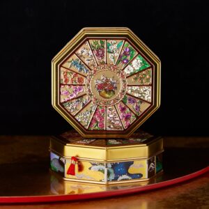 『源氏物語』の雅な世界を一缶に。16種類のお花をガラス絵で描いた“黄金のお花缶”『源氏物語缶』を特別展『源氏物語　王朝のかがやき』限定で発売。