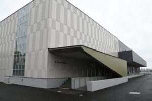 埼玉県入間市が新学校給食センターを稼働、中学校10校約3,200名へ提供開始