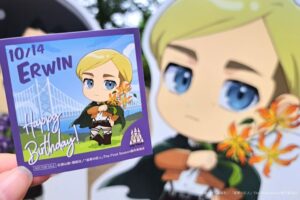 ニジゲンノモリ、進撃の巨人エルヴィンの記念ステッカーを10月14日から配布へ